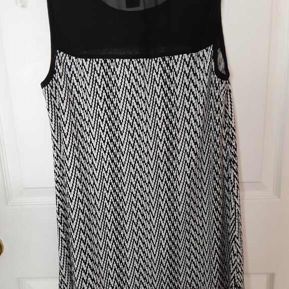 Intriguing Threads  Size Medium Black & White Tunic - Picture 4 of 4